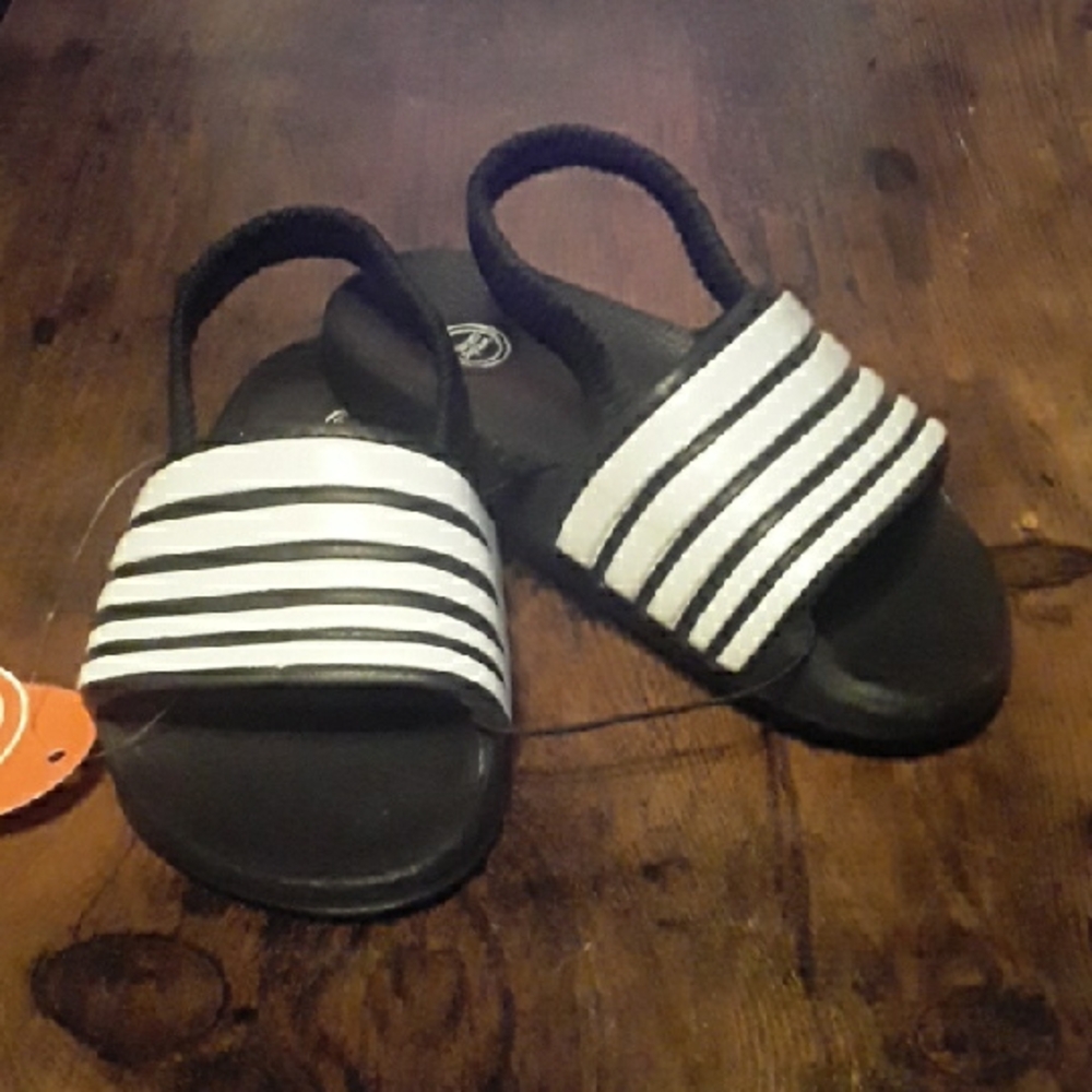 NWT Kids Sz 7-8 Black & White Elastic Heel Non Marking  Wonder Nation Sandals